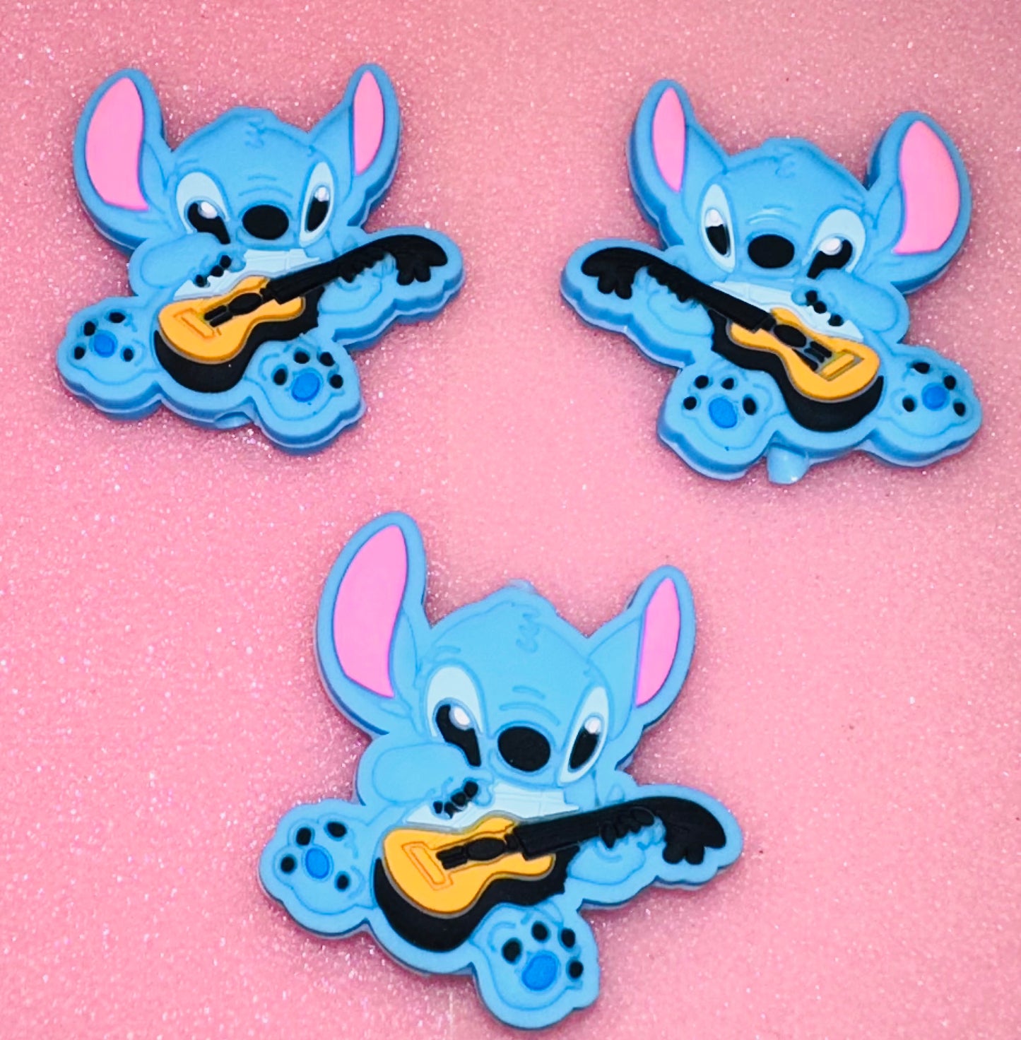 Stitch con guitarra